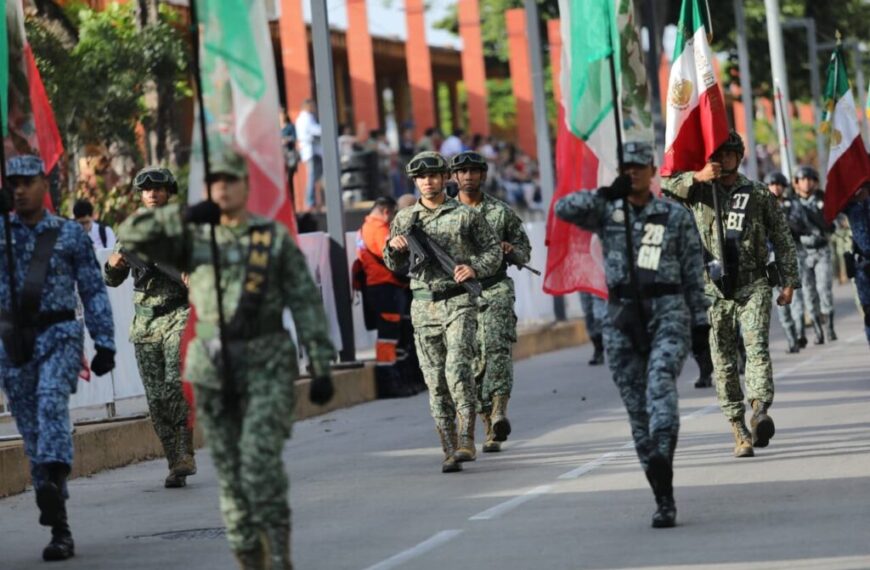 Encabeza Javier May tradicional Desfile Escolar Cívico Militar del 216 aniversario del Inicio de Independencia