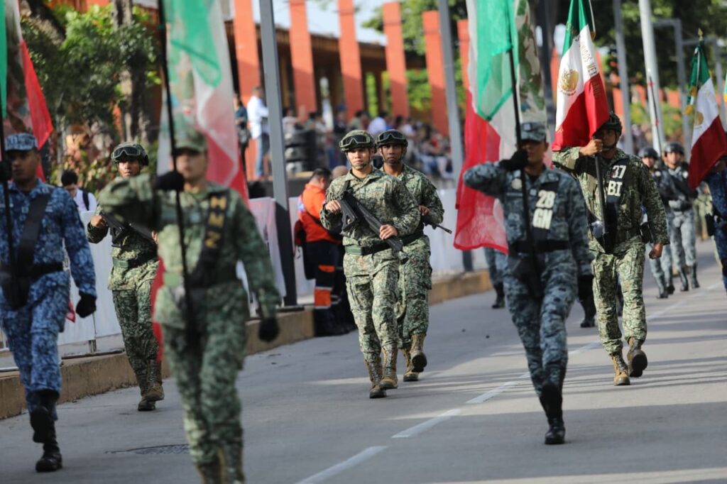 Encabeza Javier May tradicional Desfile Escolar Cívico Militar del 216 aniversario del Inicio de Independencia