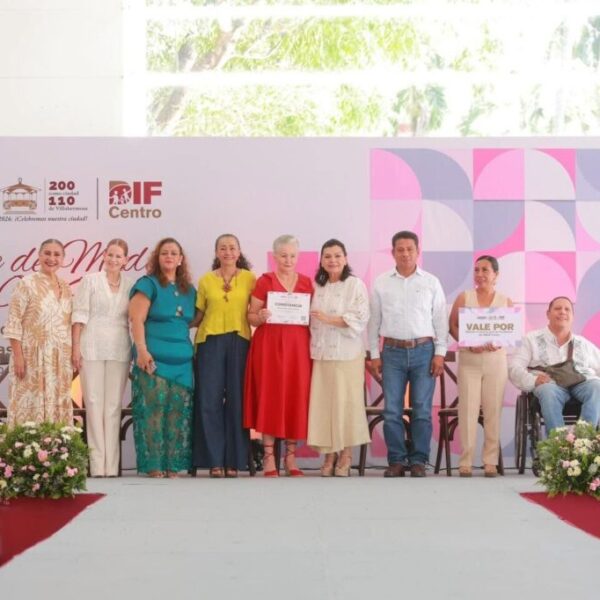 Propicia Yolanda Osuna oportunidad de autoempleo a 159 graduados de las Academias del DIF Centro