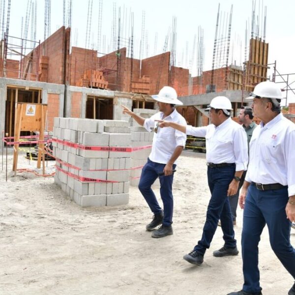 Supervisan Javier May y Octavio Romero histórica edificación de más de 12 mil viviendas en cuatro municipios