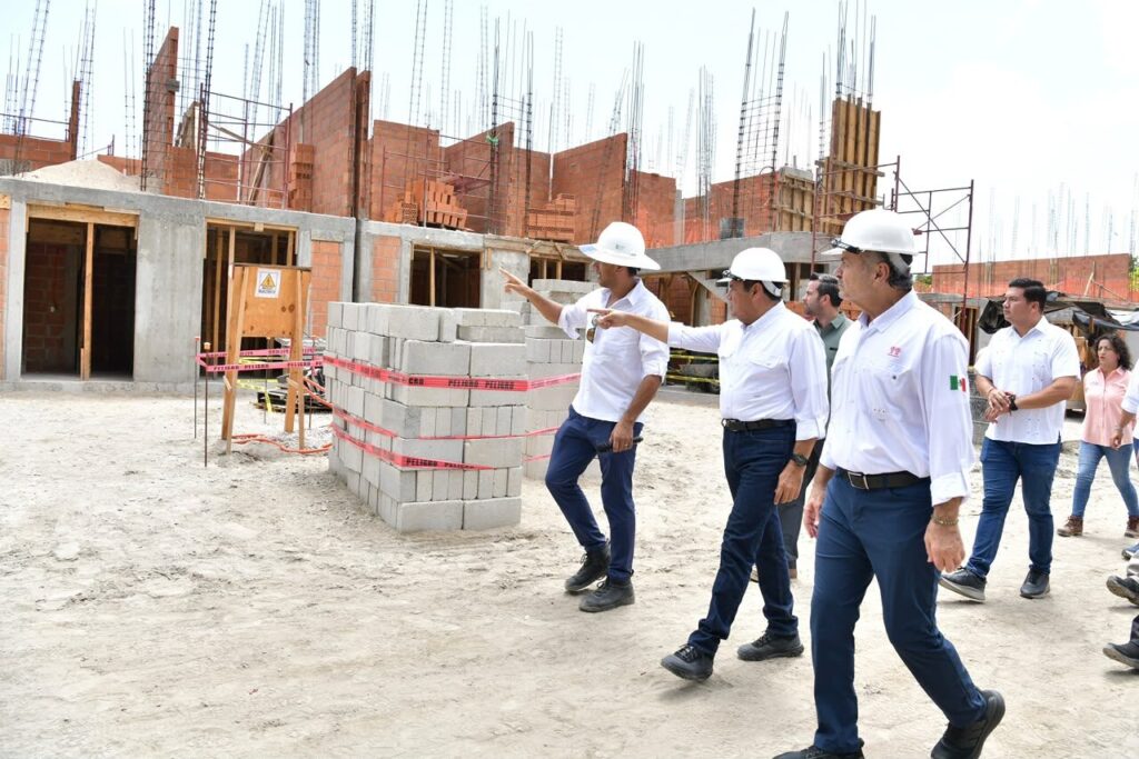 Supervisan Javier May y Octavio Romero histórica edificación de más de 12 mil viviendas en cuatro municipios
