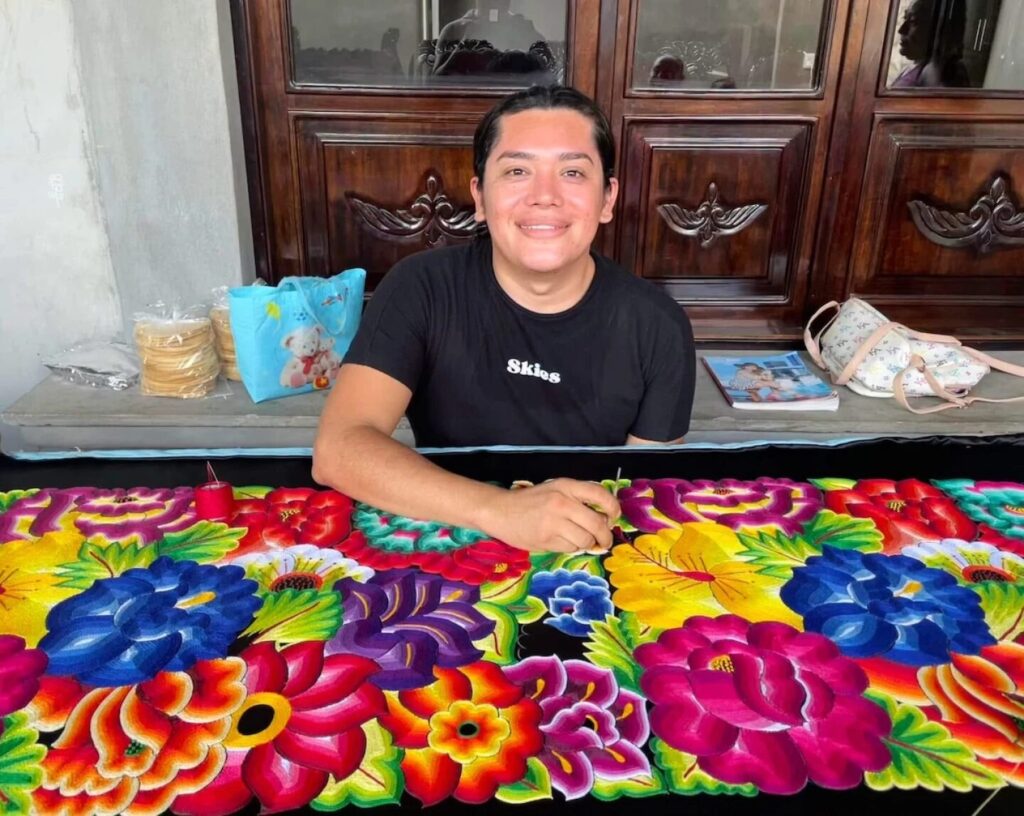 Atacan a balazos la vivienda del diseñador Elvis Guerra en Juchitán