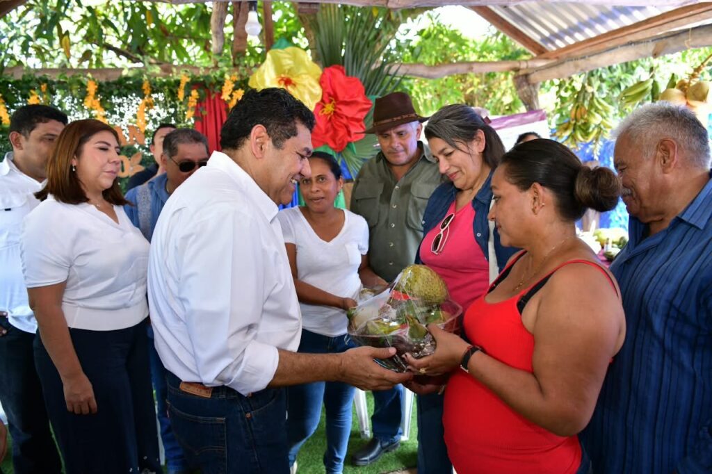 “Aquí no hay divorcio, nos casamos con el pueblo y así seguiremos”: Javier May; supervisa CAC en Huimanguillo