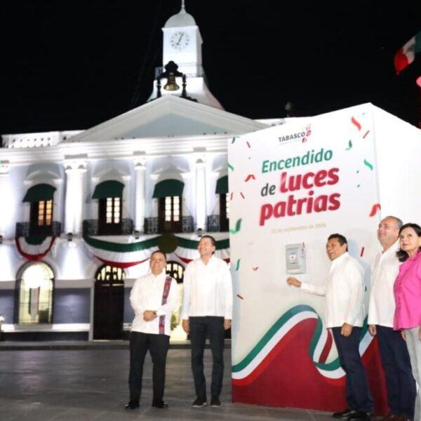 Encabeza gobernador Javier May ceremonia del encendido de luces patrias