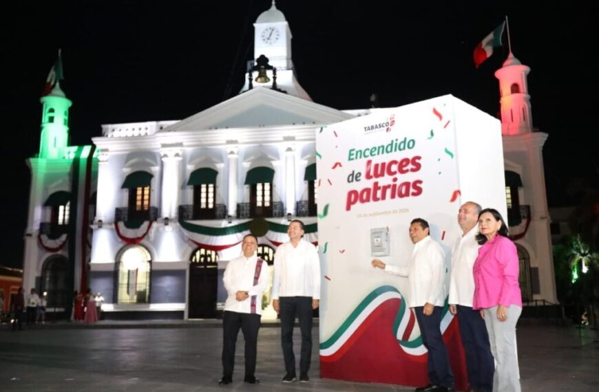Encabeza gobernador Javier May ceremonia del encendido de luces patrias