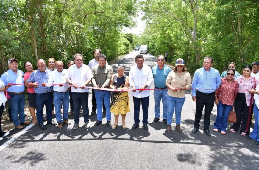 Entrega Javier May rehabilitación de dos caminos en Jalpa de Méndez