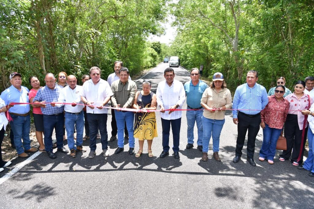 Entrega Javier May rehabilitación de dos caminos en Jalpa de Méndez