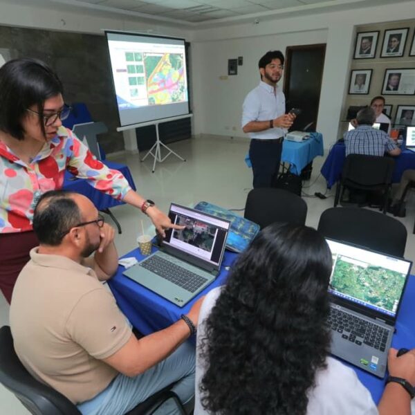 Capacita Centro a arquitectos en uso de herramientas digitales que ofrece el Portal de Trámites y Servicios