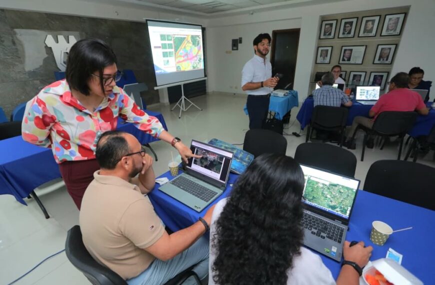 Capacita Centro a arquitectos en uso de herramientas digitales que ofrece el Portal de Trámites y Servicios