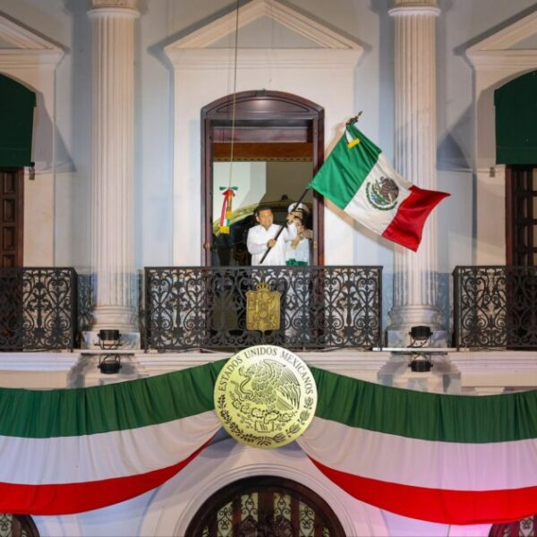 ¡Viva la soberanía nacional, la democracia y la libertad!, exclama Javier May en el tradicional Grito de Independencia