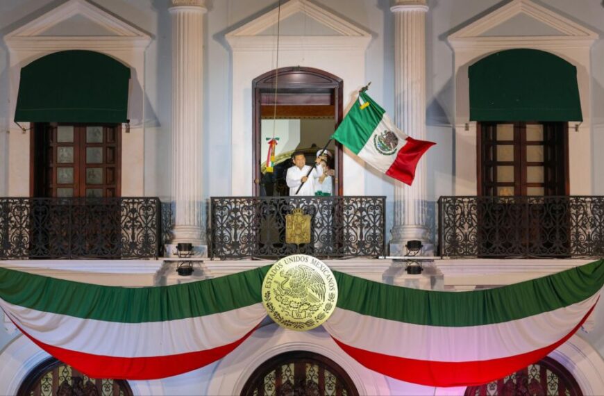 ¡Viva la soberanía nacional, la democracia y la libertad!, exclama Javier May en el tradicional Grito de Independencia