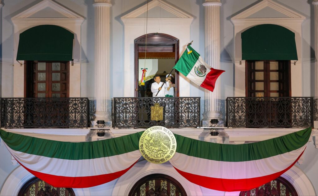 ¡Viva la soberanía nacional, la democracia y la libertad!, exclama Javier May en el tradicional Grito de Independencia