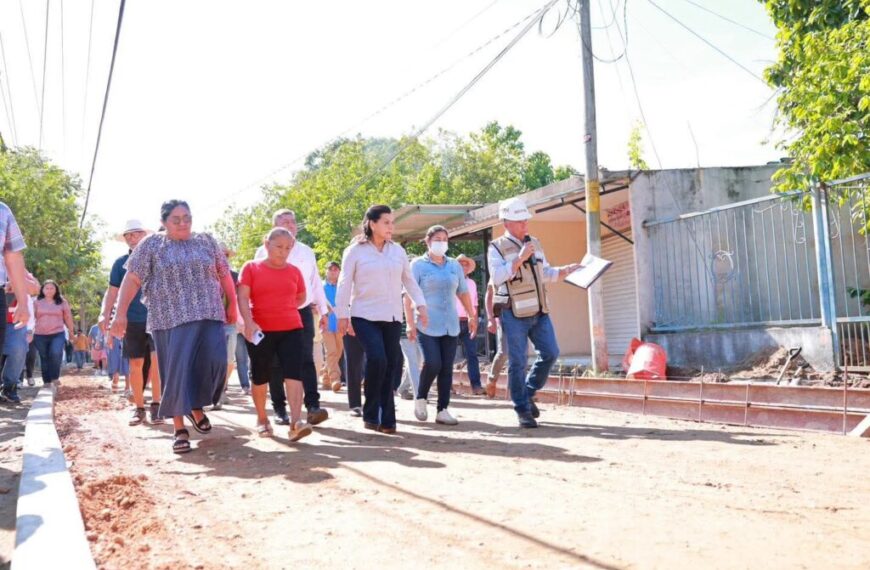 Supervisa Yolanda Osuna pavimentación de vialidades en Ra. La Lima y El Manzano, Villa Playas del Rosario