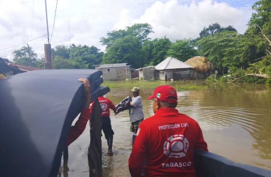 Brinda IPCET apoyo a familias afectadas por inundación en Balancán