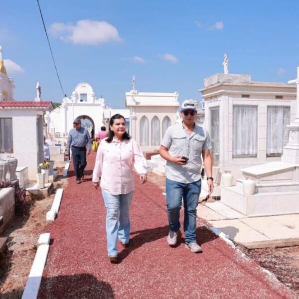 Supervisa Yolanda Osuna limpieza y acciones preventivas en panteones de Centro
