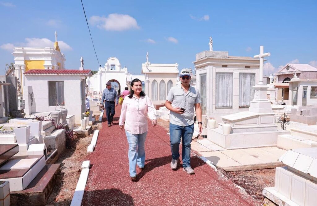Supervisa Yolanda Osuna limpieza y acciones preventivas en panteones de Centro