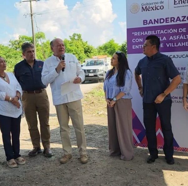Ojeda entrega apoyos de Pemex en Nacajuca y Jalpa