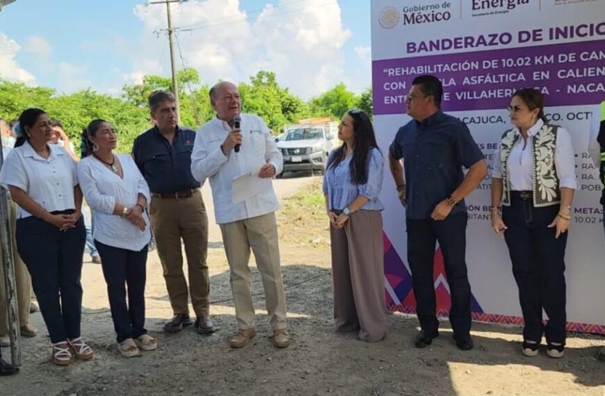 Ojeda entrega apoyos de Pemex en Nacajuca y Jalpa