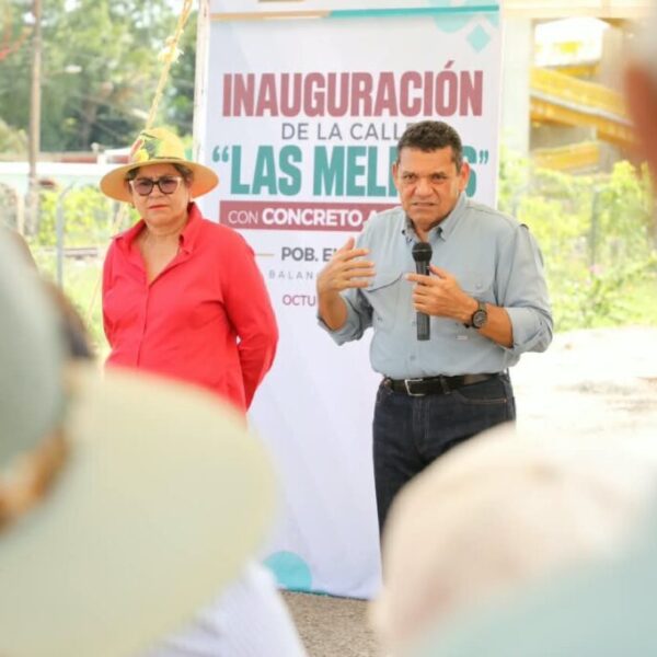 Acompaña Gobernador Javier May a alcaldesa de Balancán en inauguración de la pavimentación de la calle “Las Melinas”