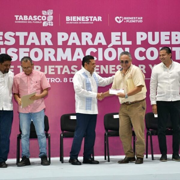 Entrega Javier May tarjetas en Centro y suman ya 19 mil en el estado