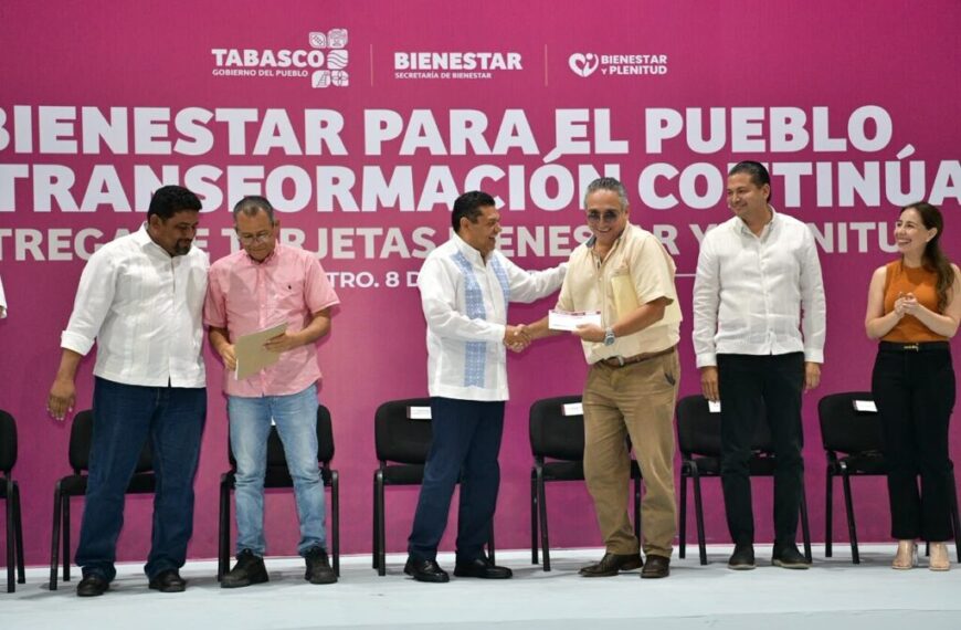 Entrega Javier May tarjetas en Centro y suman ya 19 mil en el estado