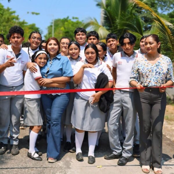 Inaugura alcaldesa de Huimanguillo red  eléctrica en la colonia Guadalupe Victoria