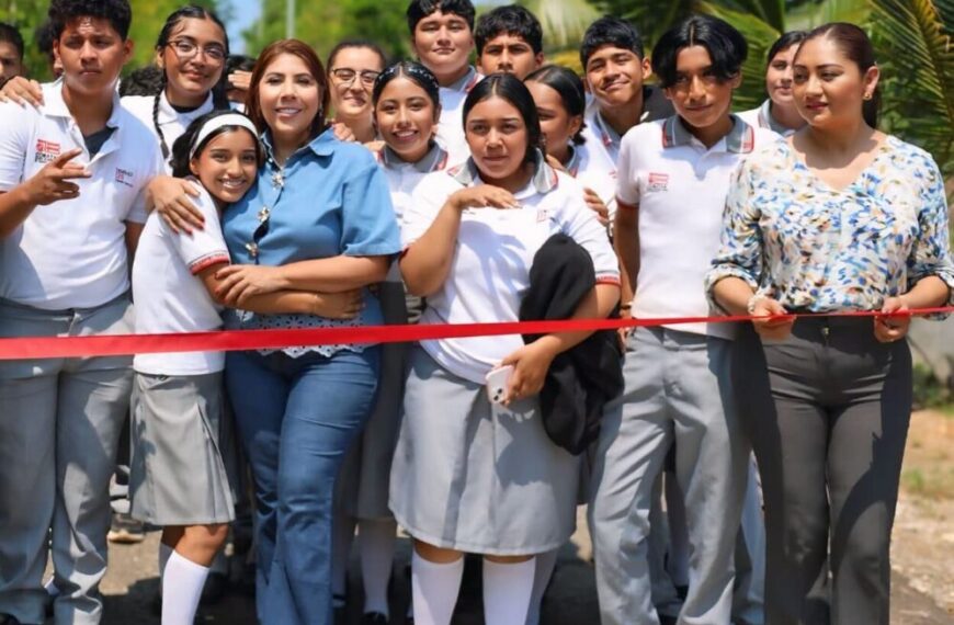 Inaugura alcaldesa de Huimanguillo red  eléctrica en la colonia Guadalupe Victoria