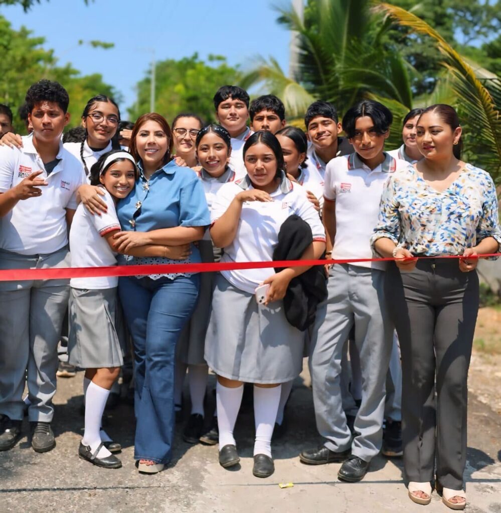 Inaugura alcaldesa de Huimanguillo red  eléctrica en la colonia Guadalupe Victoria
